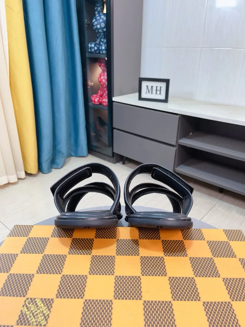 Men's shoes 💰380🌹🌹 (lv-Louis Vuitton) New men's slippers, high-end boutique, exquisite embossed logo decoration on the upper, fine workmanship, super soft soles, casual, loose and comfortable, a must-have in summer! \nsize：38-44
